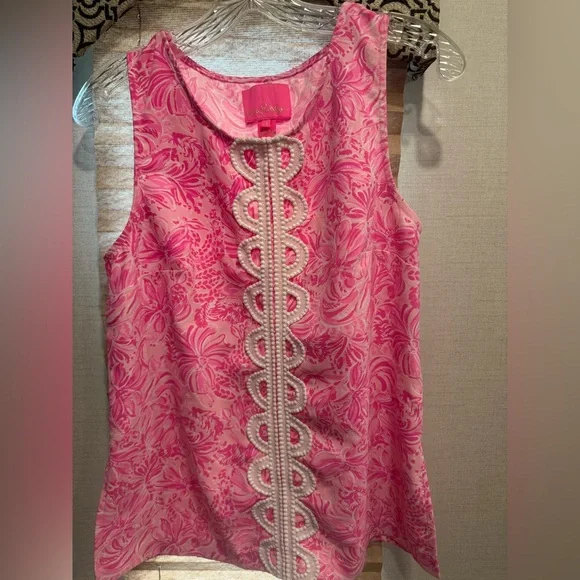 Lilly Pulitzer Pink and White Embroidered Short Set . - Picture 5 of 9